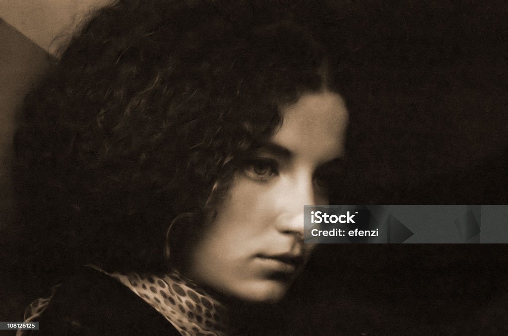 Ritratto di giovane donna con i capelli ricci, Viraggio seppia - Foto stock royalty-free di Abbigliamento casual