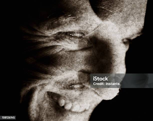 Moody Retrato De Hombre Manipulada Foto de stock y más banco de imágenes de Adulto - Adulto, Adulto maduro, Blanco y negro