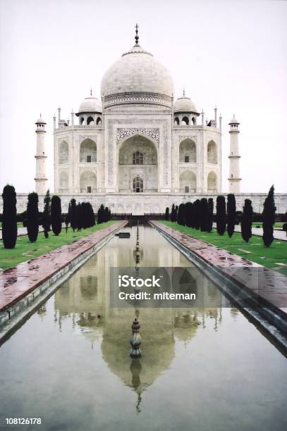 Taj Mahal Índia - Fotografias de stock e mais imagens de Amanhecer - Amanhecer, Ao Ar Livre, Arco - Caraterística arquitetural