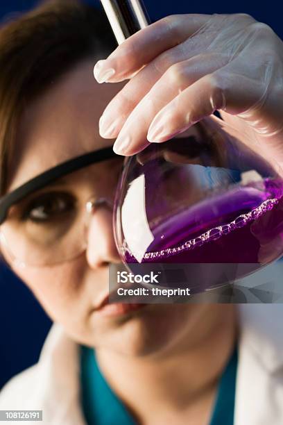 La Fórmula Foto de stock y más banco de imágenes de Ciencia forense - Ciencia forense, Laboratorio, Púrpura