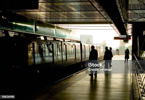 Metrolinie Stockfoto und mehr Bilder von Menschen - Menschen, Handelshafen, Bahnsteig