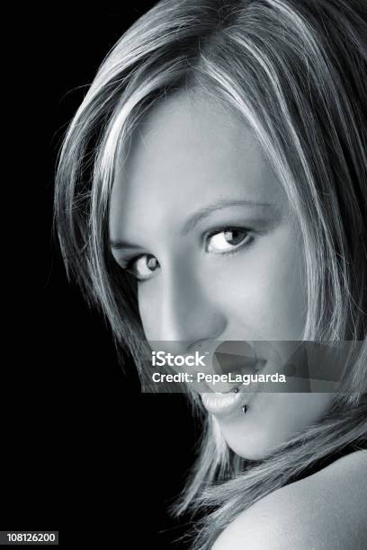 Portret Młoda Kobieta Patrząc Przez Ramię Czarny I Biały - zdjęcia stockowe i więcej obrazów Blond włosy