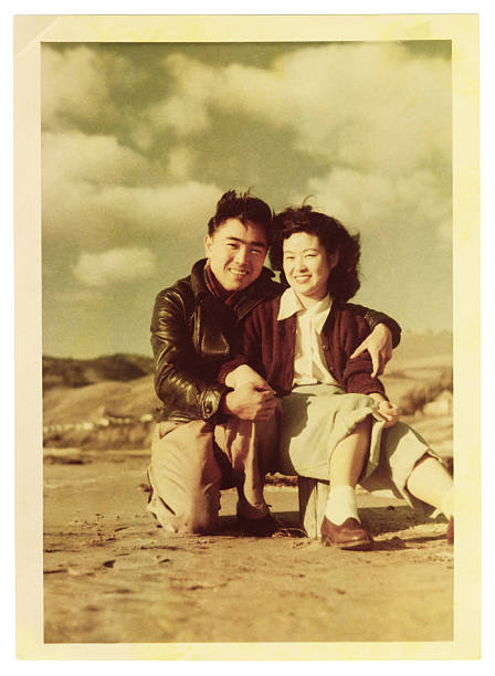 молодая азиатская пара на пляже - asian culture фотографии стоковые фото и изображения
