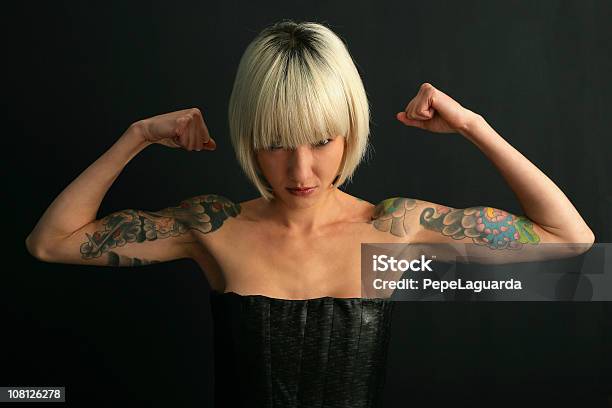 Мощные — стоковые фотографии и другие картинки Демонстрировать мускулы - Демонстрировать мускулы, Женщины, Татуировка