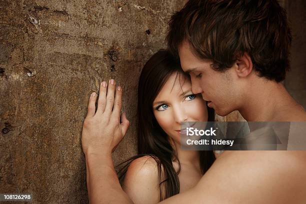 Mann Und Frau Gegen Wand Stockfoto und mehr Bilder von Berühren - Berühren, Braunes Haar, Dating