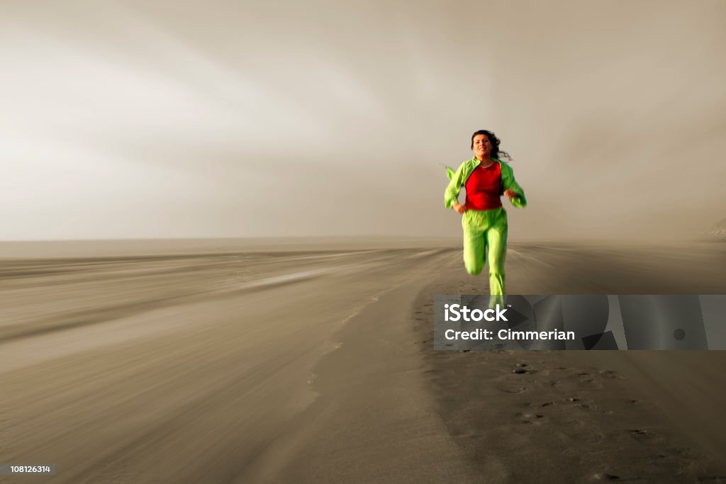 Mujer joven corriendo en la playa de avance - Foto de stock de Adulto libre de derechos