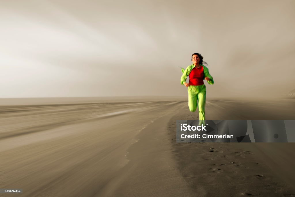 Jovem mulher correndo em frente na praia - Foto de stock de A caminho royalty-free