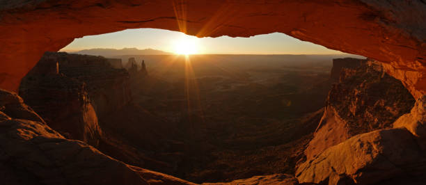 mesa arch ao nascer do sol-panorama - canyonlands national park utah mesa arch natural arch - fotografias e filmes do acervo