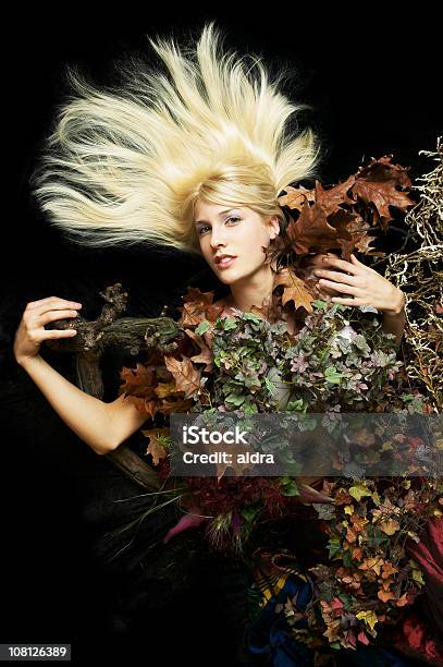 若い女性の体に秋の葉絶縁にブラック - 1人のストックフォトや画像を多数ご用意 - 1人, カメラ目線, カラー画像