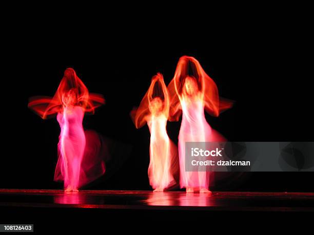 Photo libre de droit de Portrait De Trois Danseuses Sur Scène Motion Blur banque d'images et plus d'images libres de droit de Abstrait - Abstrait, Trois personnes, Danser