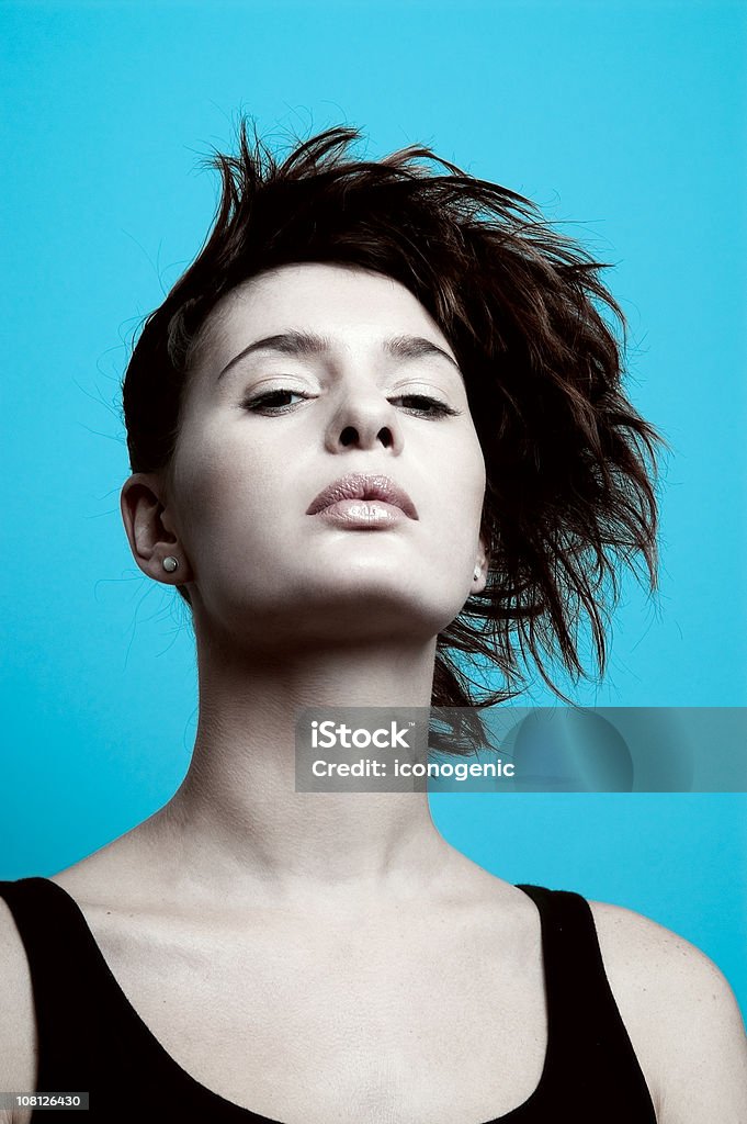 Junge Frau mit trendigen Frisur auf blauem Hintergrund - Lizenzfrei Attraktive Frau Stock-Foto