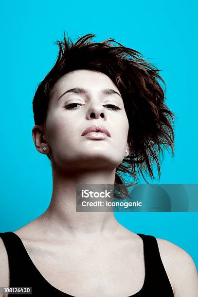 Junge Frau Mit Trendigen Frisur Auf Blauem Hintergrund Stockfoto und mehr Bilder von Attraktive Frau