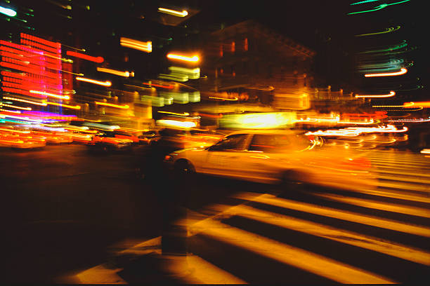 intensa vita notturna della città di new york - taxi new york city traffic busy foto e immagini stock