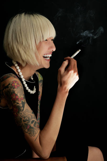 fumée & loisirs - tattoo japanese culture women asian ethnicity photos et images de collection
