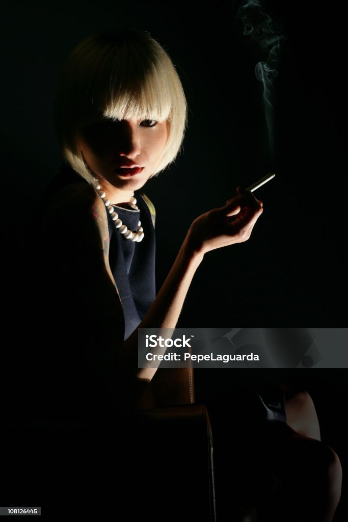 Portrait de jeune femme fumer Cigarette, discret - Photo de Cigarette libre de droits