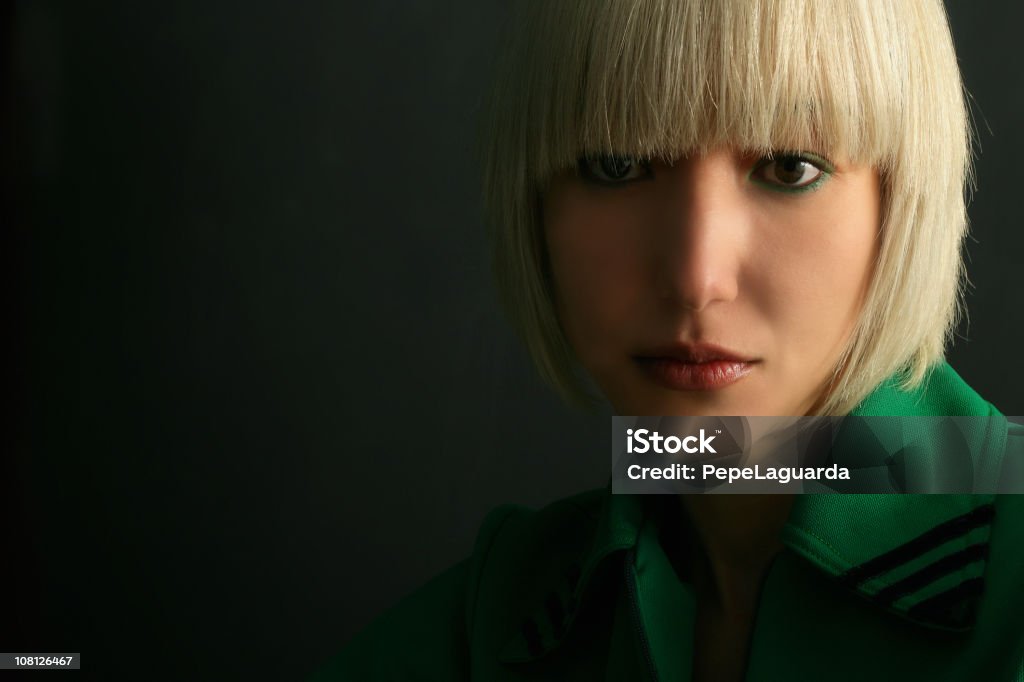 Retrato de mujer joven usando abrigo verde - Foto de stock de 1960-1969 libre de derechos