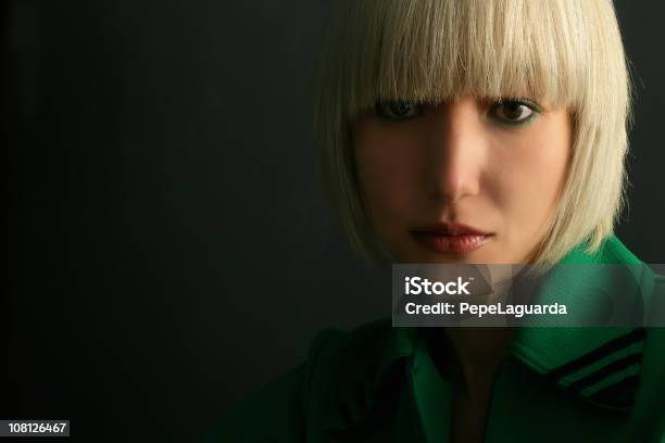 Portret Młodej Kobiety Sobie Zielony Fartuch - zdjęcia stockowe i więcej obrazów 1960-1969 - 1960-1969, 1970-1979, Blond włosy
