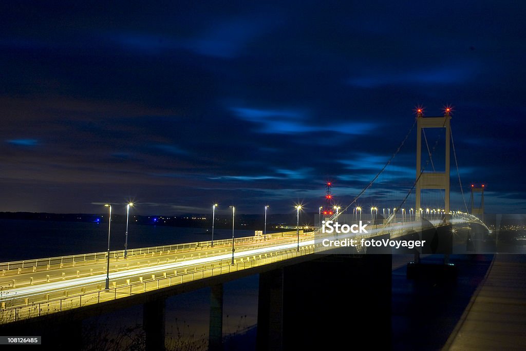 Sovraesposizione Suspension Bridge di notte - Foto stock royalty-free di Fiume Mississippi