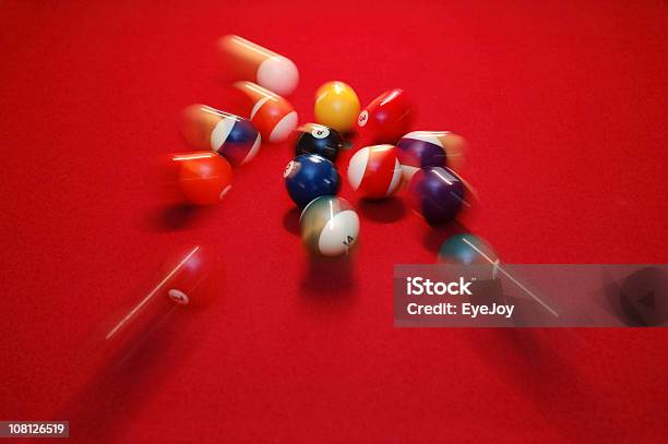Движение Blur Бассейн Мячи Рассеяния В Красную Таблицу — стоковые фотографии и другие картинки Бильярд