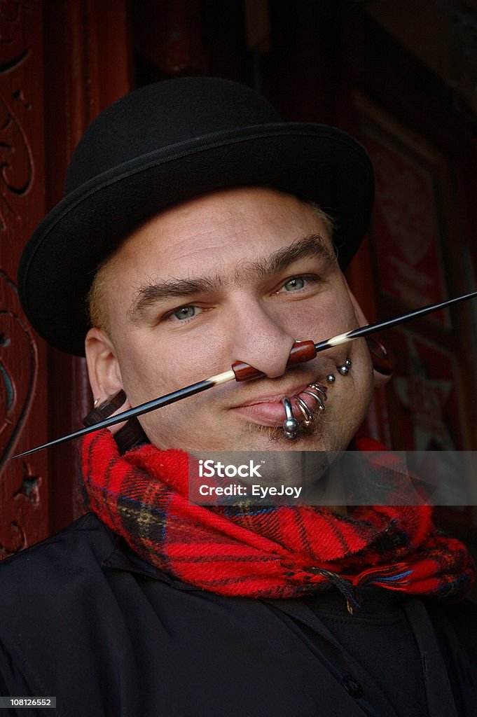 Porträt eines jungen Mannes mit Gesichtsbehandlung Piercings - Lizenzfrei Blick in die Kamera Stock-Foto