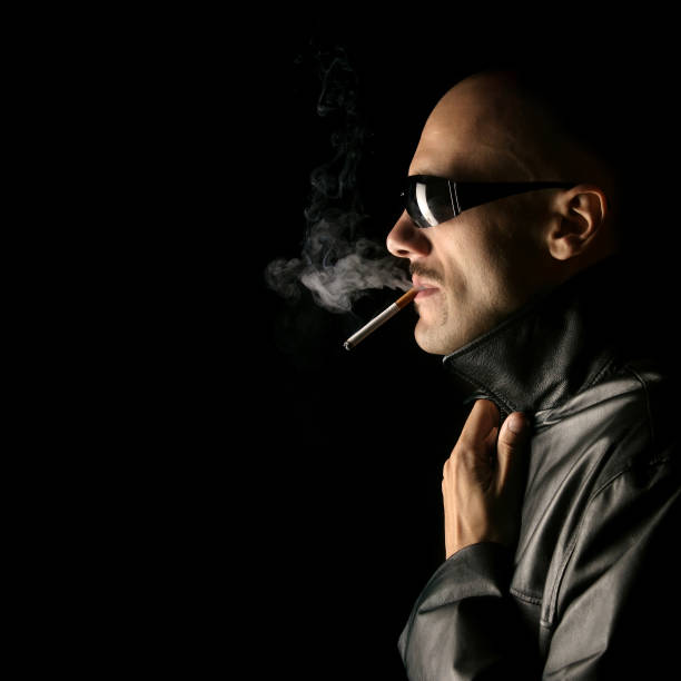 молодой человек курить сигарета и в кожаный жакет - young men leather jacket portrait fine art portrait стоковые фото и изображения