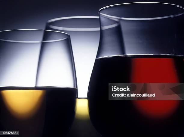 クローズアップグラスに赤ワイン白ワインとローズ - 白ワインのストックフォトや画像を多数ご用意 - 白ワイン, 赤, クローズアップ