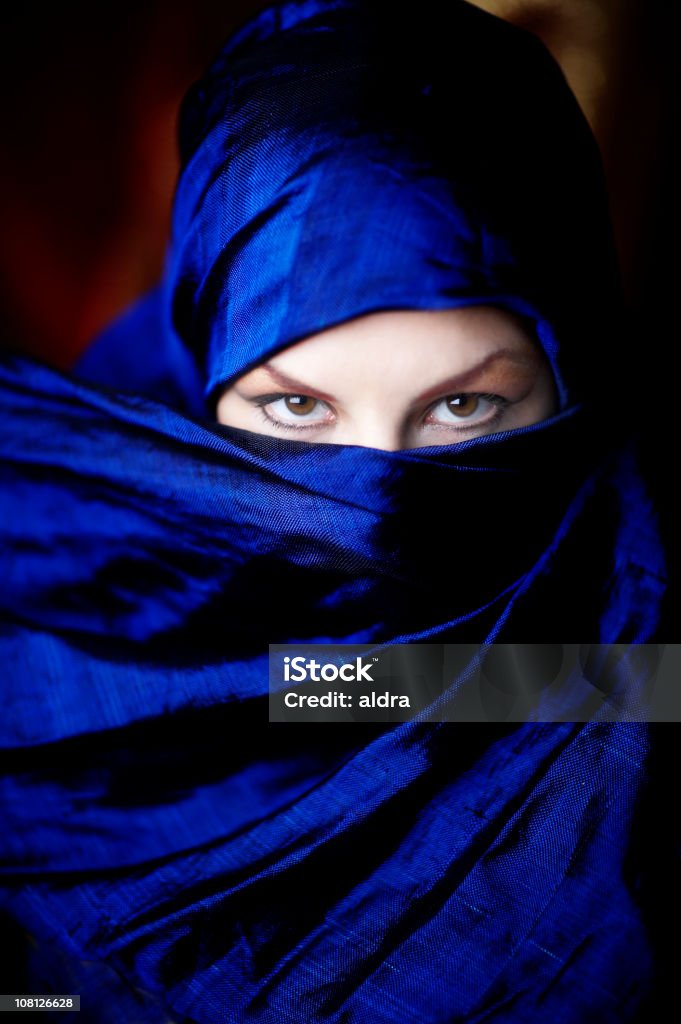 Visage de jeune femme dans une écharpe avec les yeux d' - Photo de Adulte libre de droits