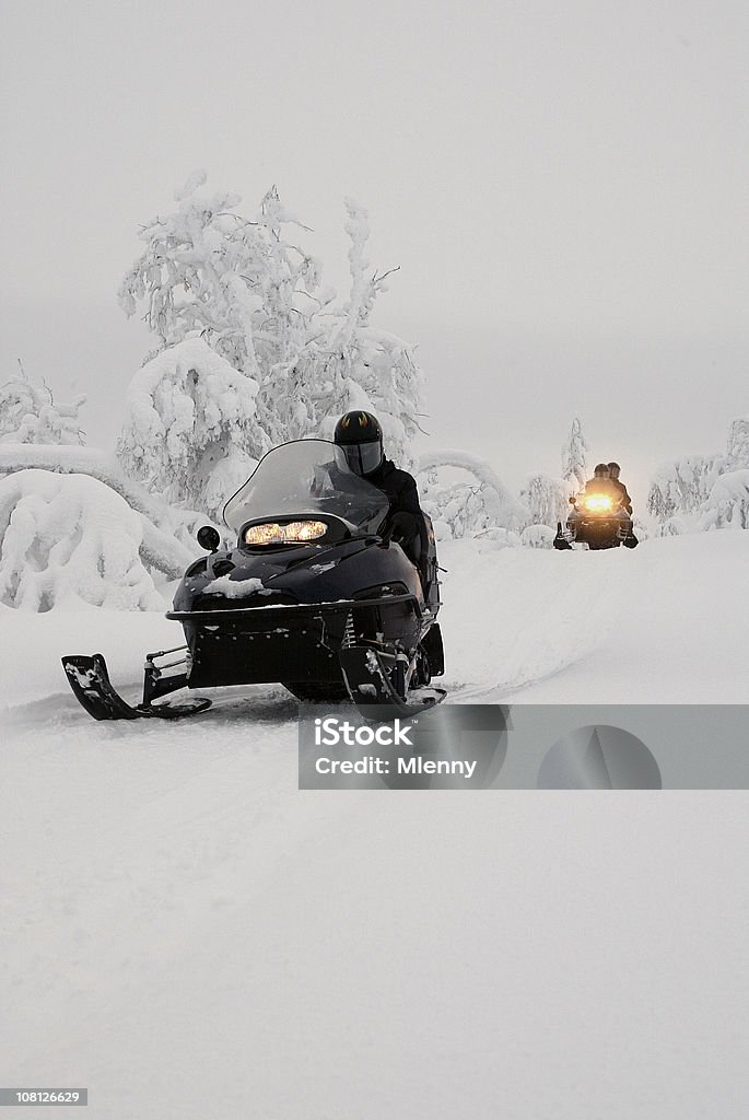 Expedição de Snowmobile Lapônia finlandesa - Foto de stock de Motoneve royalty-free