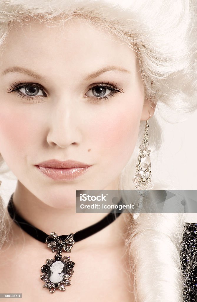 Młoda kobieta noszenia ubrania w stylu renesansu - Zbiór zdjęć royalty-free (Białe tło)
