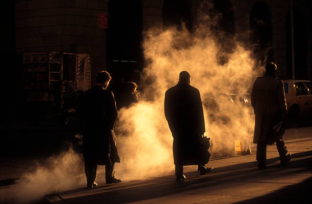 biznesmen w trencz drodze do pracy na wczesnym rankiem - wall street new york stock exchange stock exchange street zdjęcia i obrazy z banku zdjęć