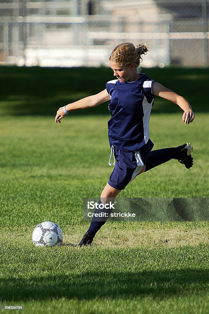 Junge weibliche Fußball-Spieler schlägt eine Power auf Profil - Lizenzfrei Beweglichkeit Stock-Foto