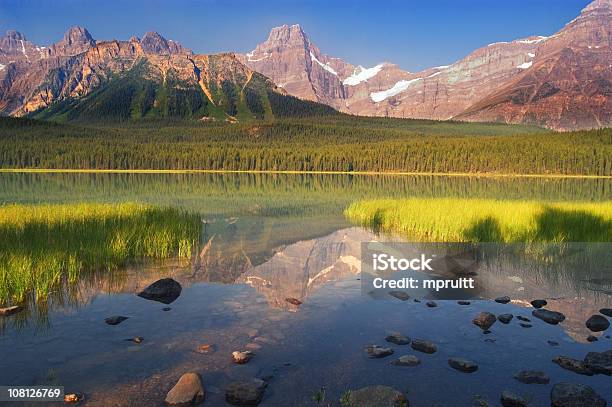 Montaña Lago Reflection Foto de stock y más banco de imágenes de Aire libre - Aire libre, Alberta, Amanecer