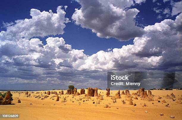 Foto de Pinnacles Austrália Parque Nacional De Nambung e mais fotos de stock de Alto - Descrição Geral - Alto - Descrição Geral, Areia, Austrália