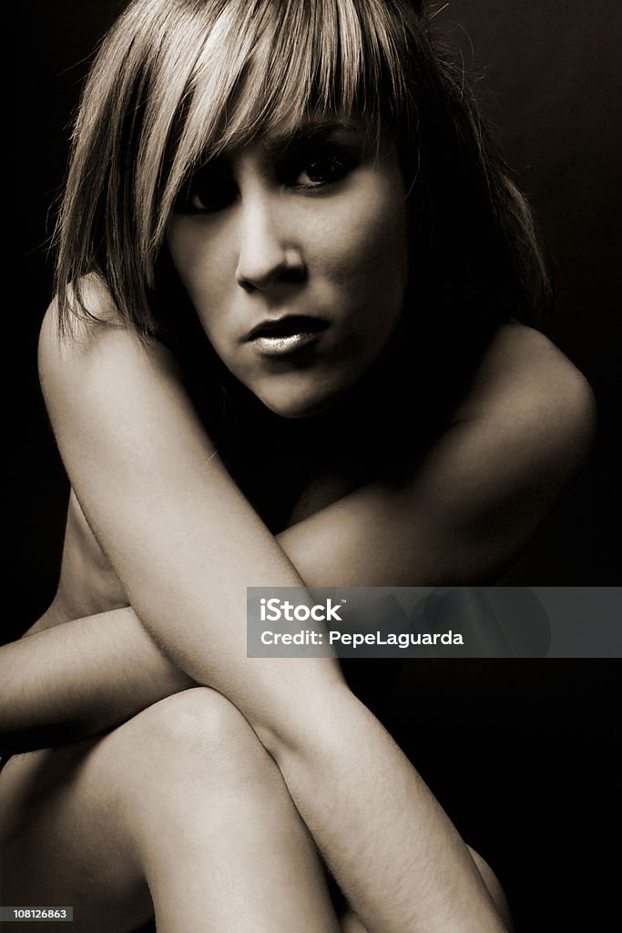 Retrato de mulher jovem nu, sépia - Foto de stock de 20-24 Anos royalty-free