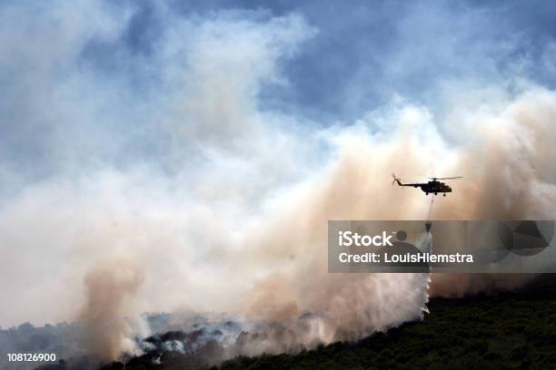 Elicottero Con Acqua Su Incendio Boschivo - Fotografie stock e altre immagini di Elicottero - Elicottero, Fuoco, Incendio boschivo