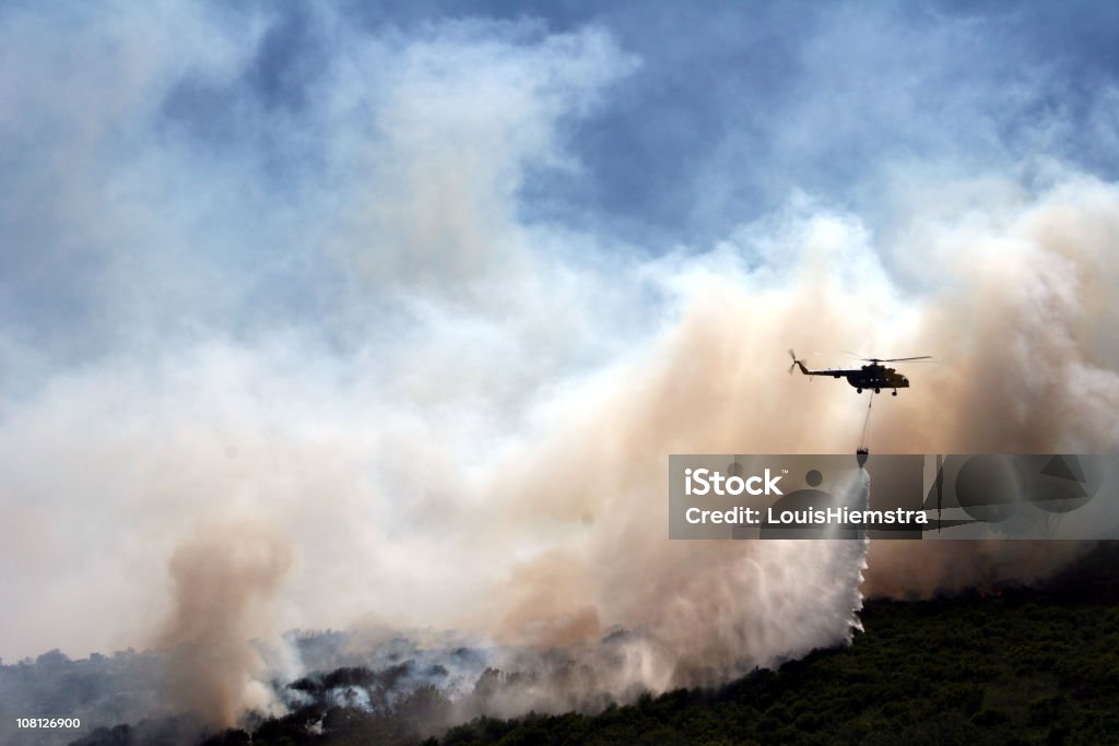 Helicóptero com Água para Incêndio Florestal - Foto de stock de Helicóptero royalty-free