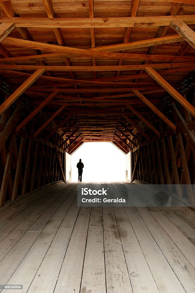 Silhouette de personne, marchant sur le pont couvert de bois - Photo de Aller de l'avant libre de droits