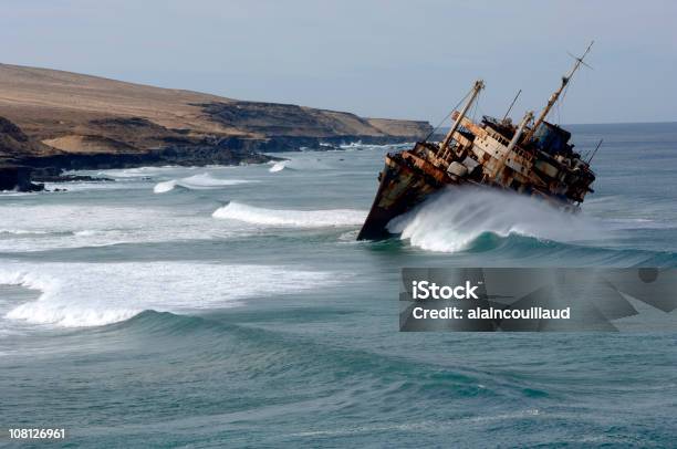 Barco Oxidado Volcar Cerca De La Costa De Canary Island Foto de stock y más banco de imágenes de Hundir