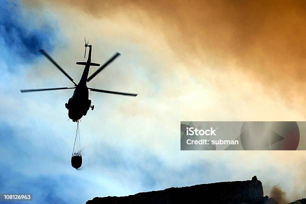 Brandschutz Hubschrauber Stockfoto und mehr Bilder von Abenddämmerung - Abenddämmerung, Aufnahme von unten, Dramatischer Himmel