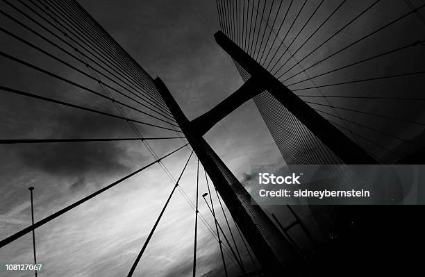 Ponte Suspensa - Fotografias de stock e mais imagens de Letra H - Letra H, Ponte, Ponte Suspensa