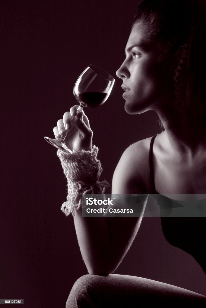 Mujer joven oliendo vino, tonos - Foto de stock de Vino libre de derechos