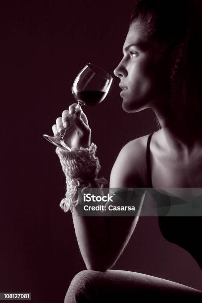 Mujer Joven Oliendo Vino Tonos Foto de stock y más banco de imágenes de Vino - Vino, Una sola mujer, Catavinos