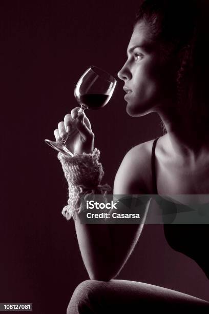 Молодая Женщина Нюхать Вина Который — стоковые фотографии и другие картинки Вино - Вино, Только одна женщина, Дегустация вина