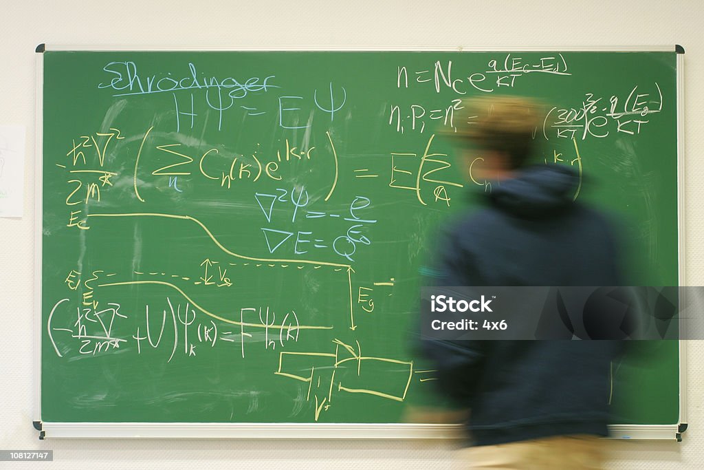 Chalkboard com fórmulas e o desfoque de movimento do Homem - Foto de stock de Adulto royalty-free