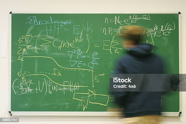 Foto de Chalkboard Com Fórmulas E O Desfoque De Movimento Do Homem e mais fotos de stock de Adulto