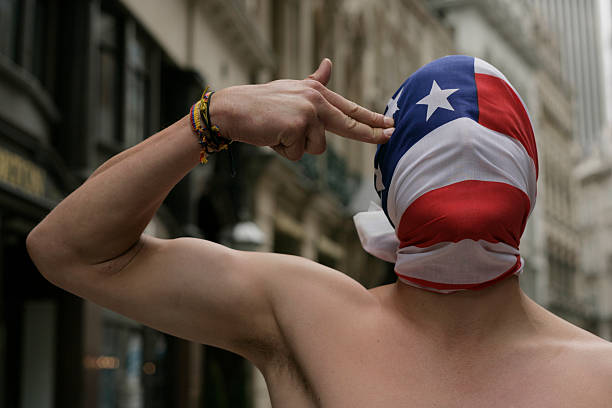 uomo indossando maschera mimo bandiera americana con pistola a testa - depression sadness usa american flag foto e immagini stock