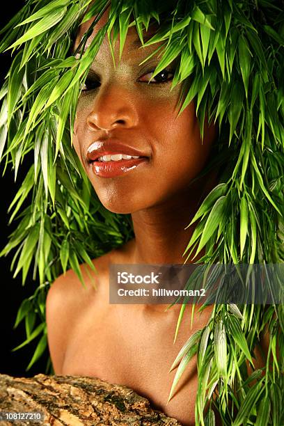 Mujer En Vines Foto de stock y más banco de imágenes de Cultura africana - Cultura africana, Moda, Sólo mujeres