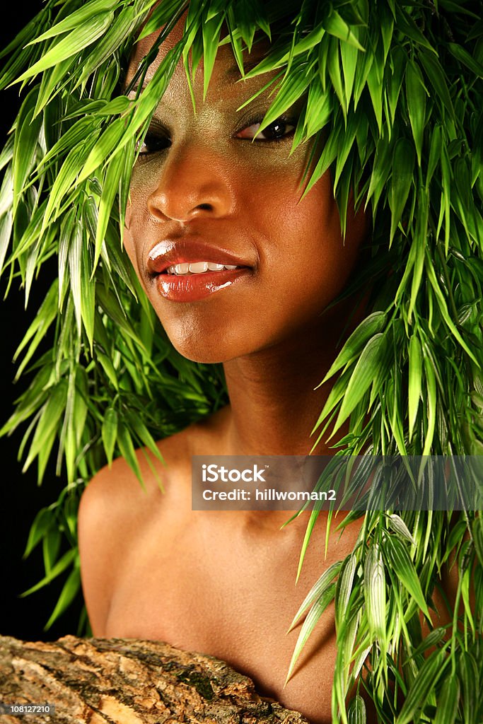 Mulher no Vines - Foto de stock de Cultura Africana royalty-free
