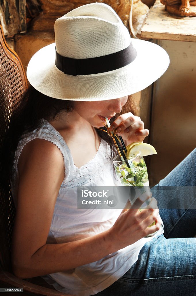 Giovane donna sorseggiando Cocktail - Foto stock royalty-free di Bar