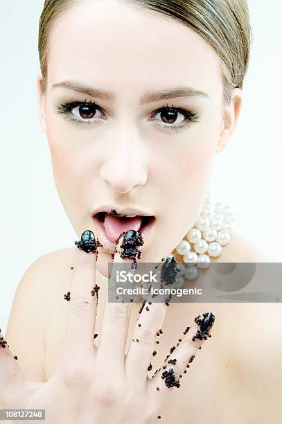 젊은 여자 핥기 캐비어 메트로폴리스 손가락 진주에 대한 스톡 사진 및 기타 이미지 - 진주, 갈색 머리, 목걸이